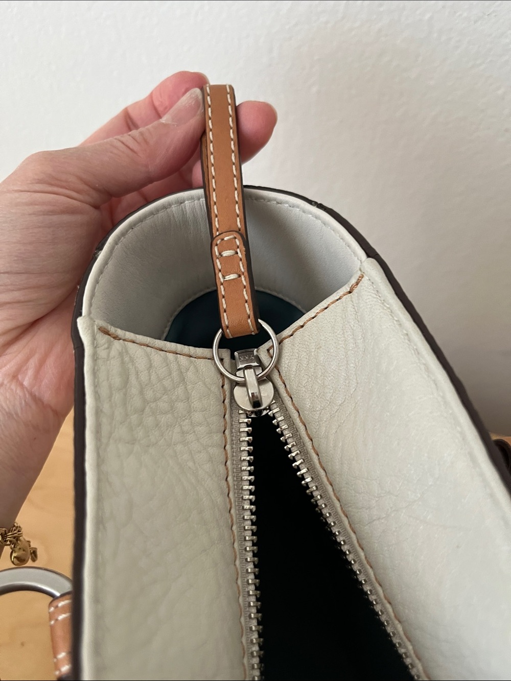 Vintage Coach Chelsea Tote. Cream Leather with Tan Trim - Picture 5 of 11